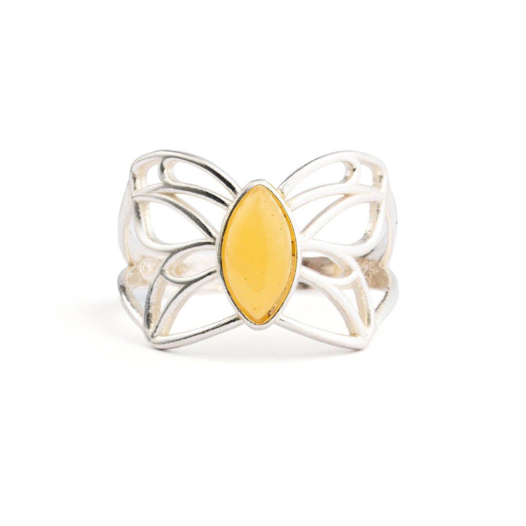 Anello in Ambra Latte con Fascia Trafitta a Farfalla