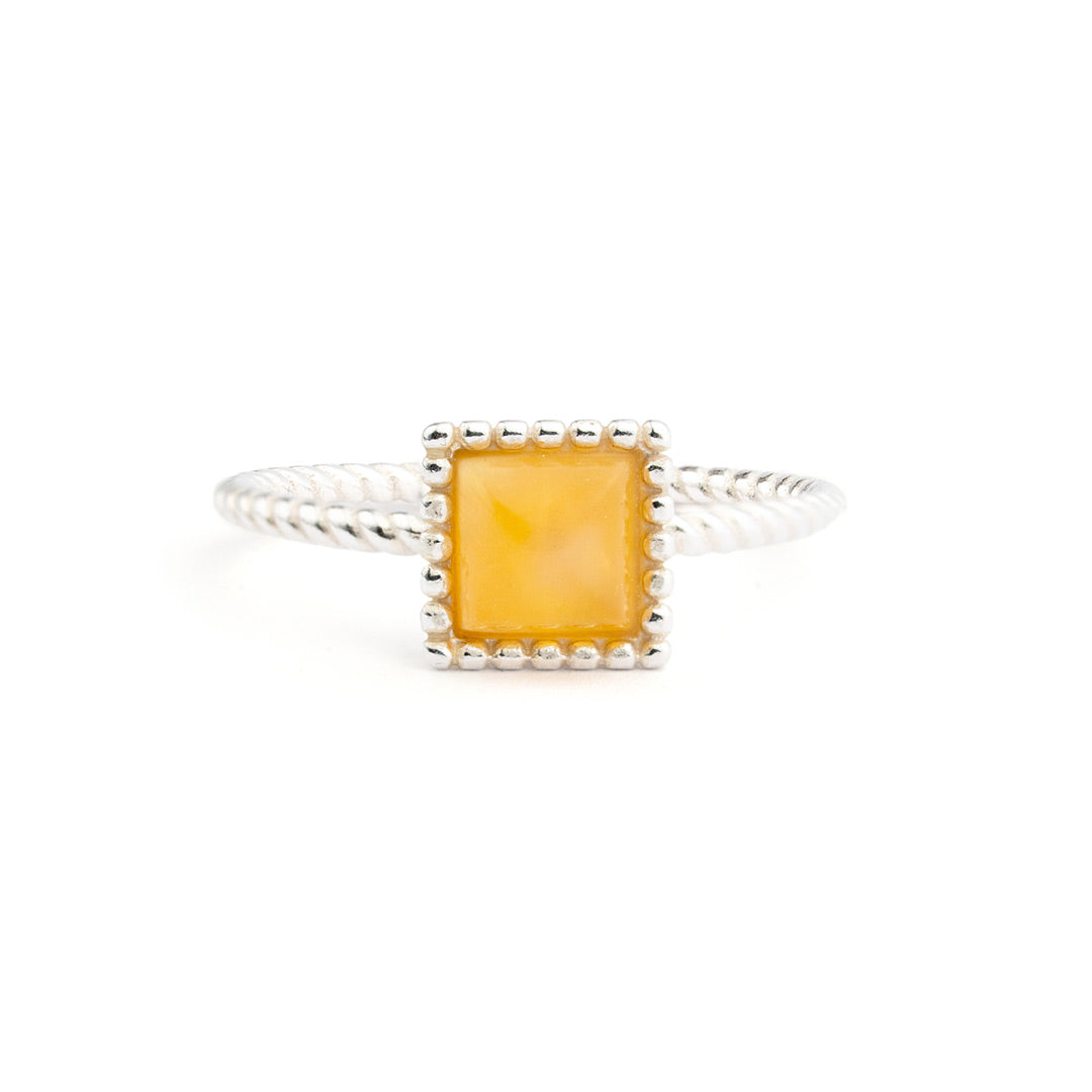 Anello in Ambra Latte con Castone Quadrato