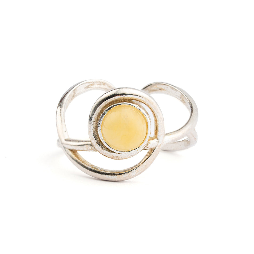Anello in Ambra Latte con Motivo Circolare in Argento