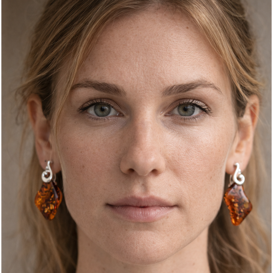 Orecchini in Ambra Cognac Forma Libera con Gancio a Voluta