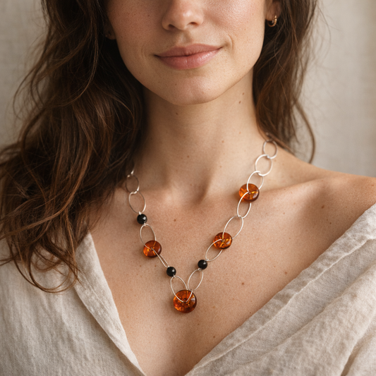 Collana Lunga in Argento con Dischi di Ambra Cognac e Sfere Scure