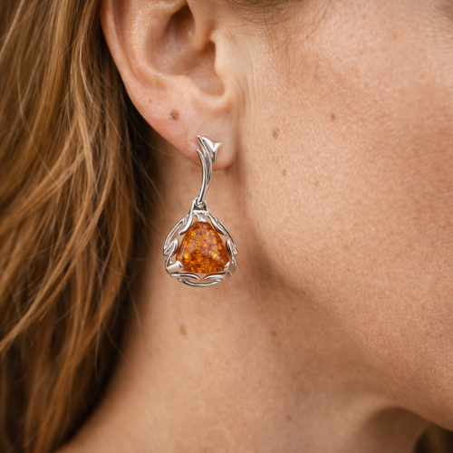 Orecchini Pendenti in Ambra Cognac con Montatura Traforata