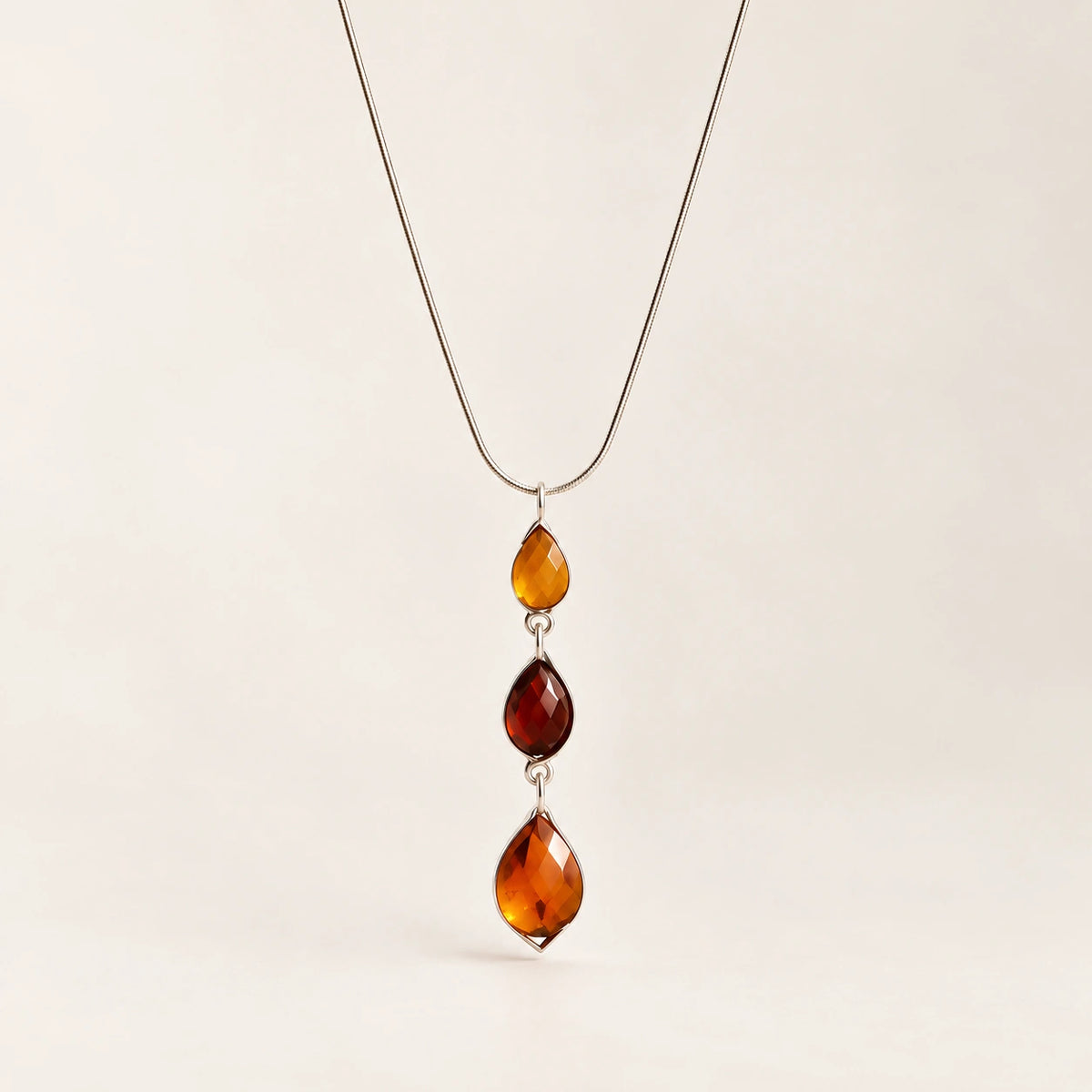 Collana in Argento con Tre Gocce di Ambra Cognac