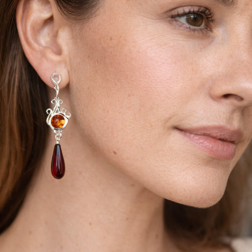Orecchini Pendenti in Ambra Cognac e Ciliegia con Volute