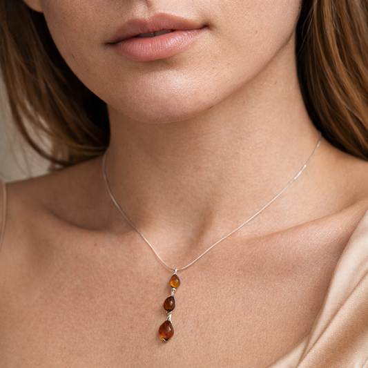 Collana in Argento con Tre Gocce di Ambra Cognac