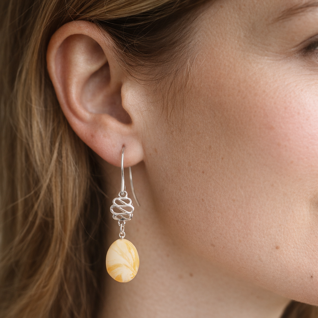 Orecchini Pendenti in Ambra Gialla con Nodo d’Argento