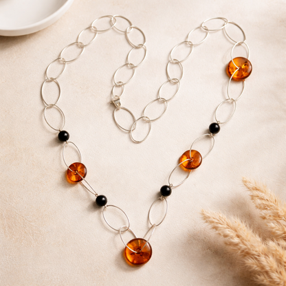 Collana Lunga in Argento con Dischi di Ambra Cognac e Sfere Scure