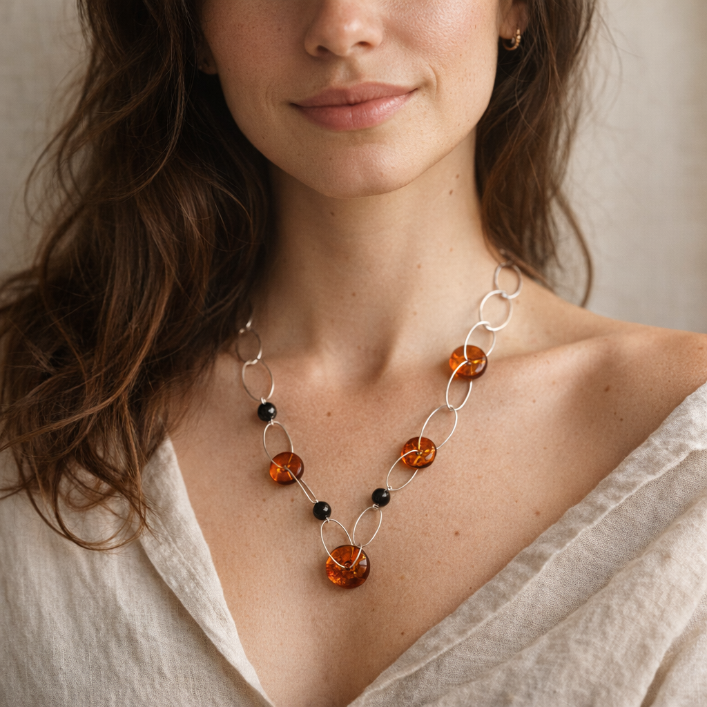 Collana Lunga in Argento con Dischi di Ambra Cognac e Sfere Scure