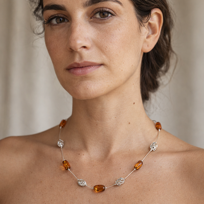 Collana in Ambra Cognac e Argento con Elementi Traforati