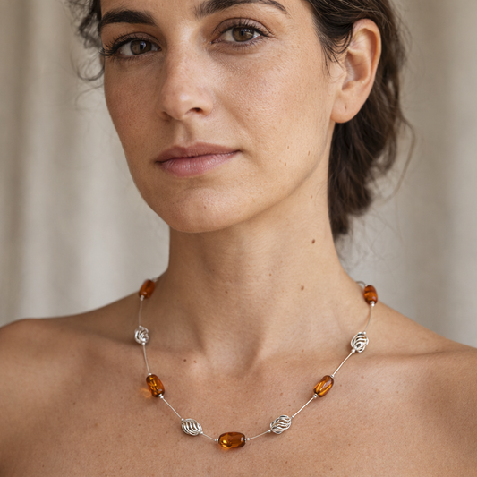 Collana in Ambra Cognac e Argento con Elementi Traforati