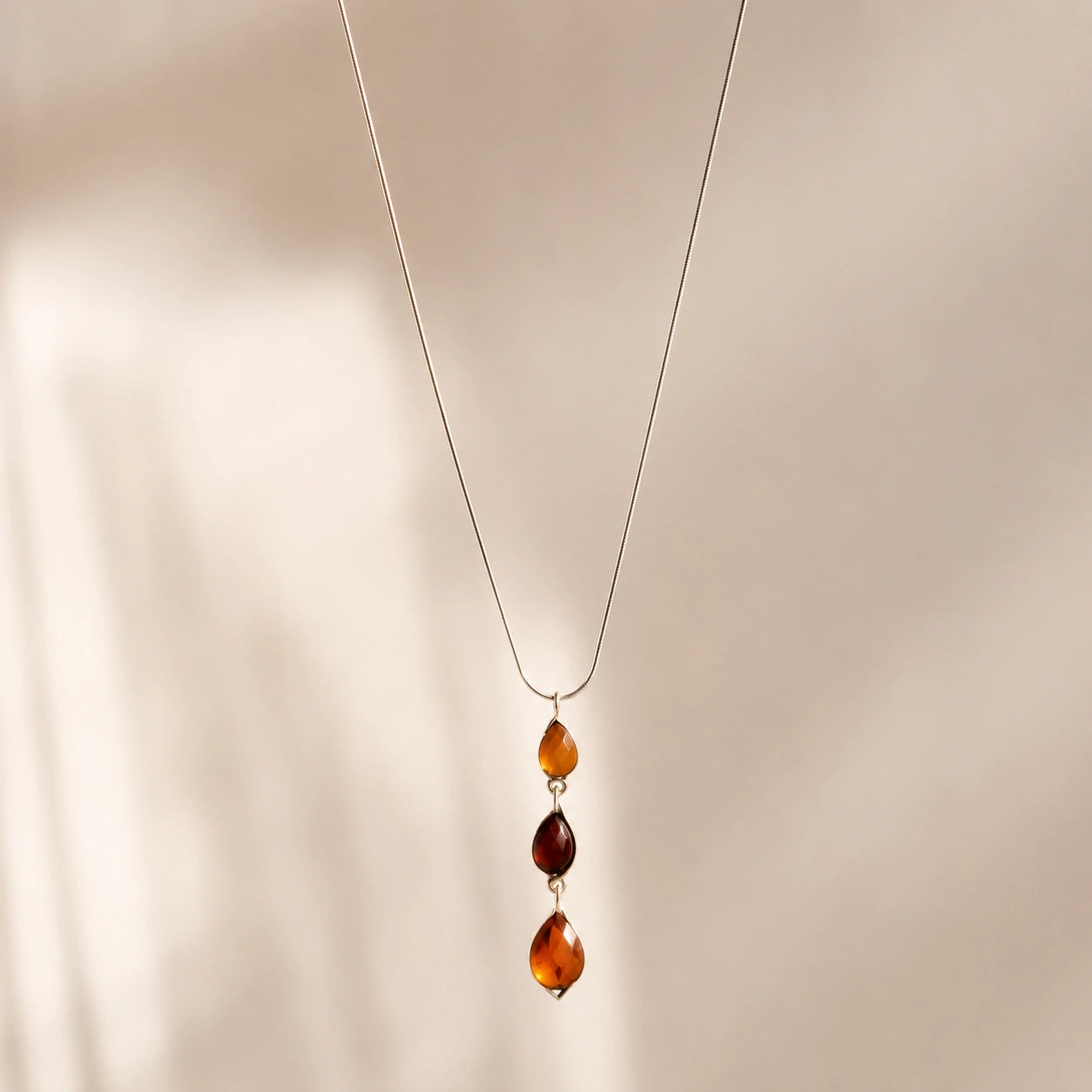 Collana in Argento con Tre Gocce di Ambra Cognac