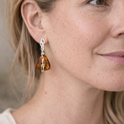Orecchini Pendenti in Ambra Cognac con Intreccio d’Argento