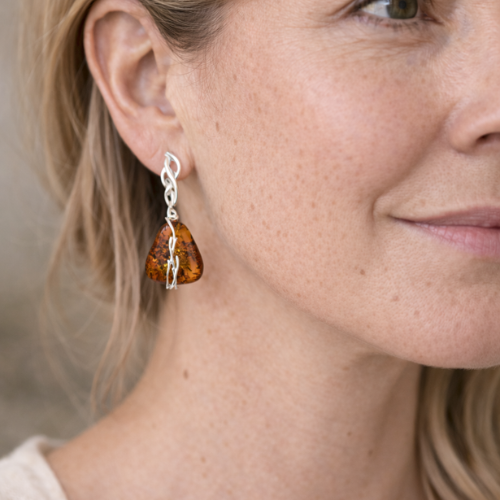 Orecchini Pendenti in Ambra Cognac con Intreccio d’Argento
