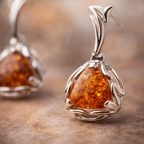 Orecchini Pendenti in Ambra Cognac con Montatura Traforata