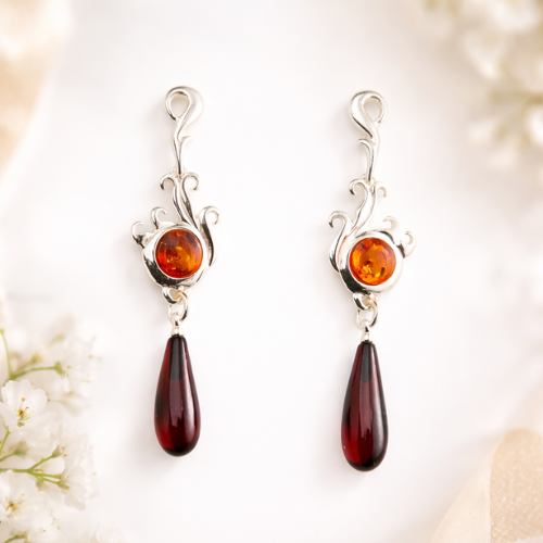 Orecchini Pendenti in Ambra Cognac e Ciliegia con Volute